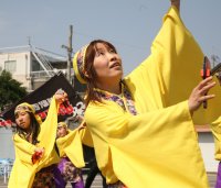 天に願いを込めて踊ります。