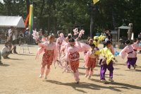 楽しく飛び跳ねています。