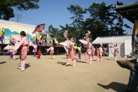赤い衣裳のあなた、こっち向いてホイ。